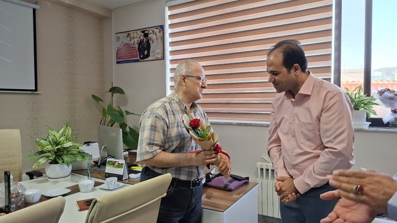 تبریک روز پزشک با حضور صمیمانه همکاران معاونت توسعه به دکتر عالمی
